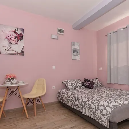 Πανσιόν Deluxe Μακάρσκα